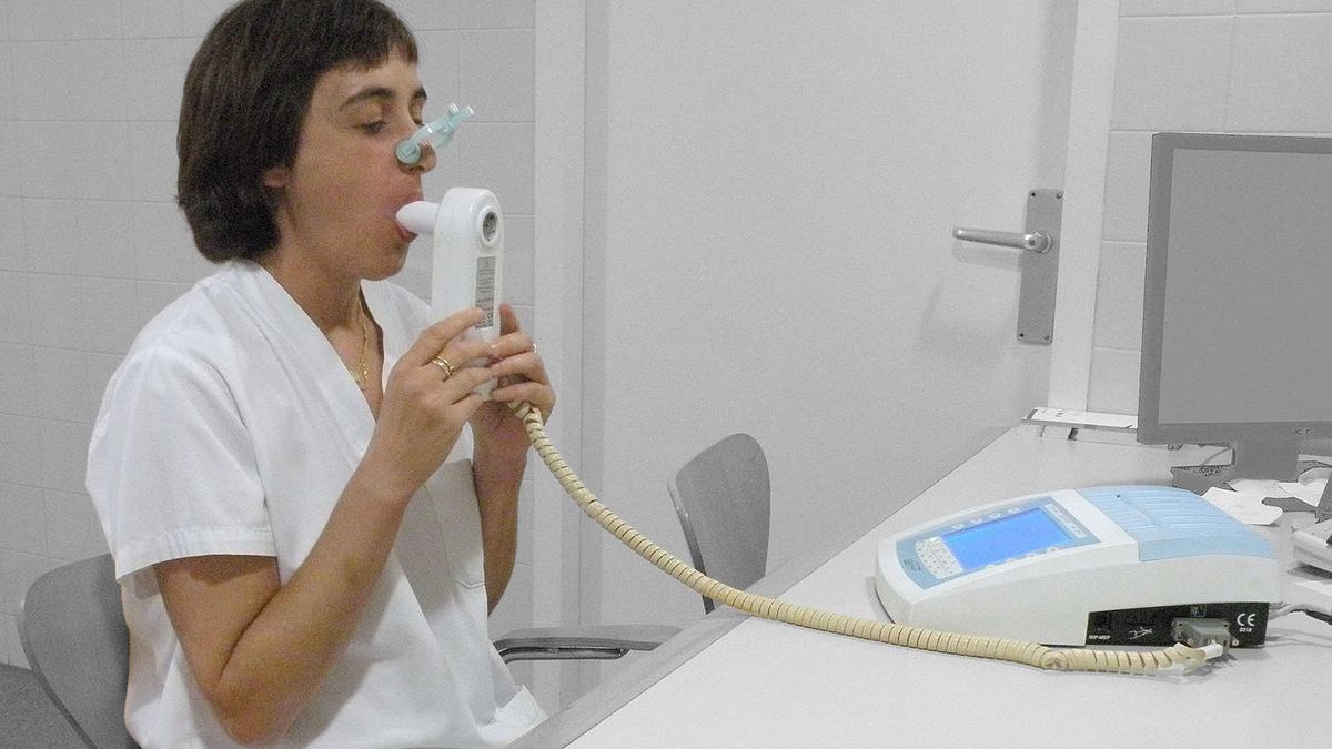 A espirometria, ou exame de sopro, mede o volume e a velocidade do ar com o objetivo de diagnosticar doenças pulmonares e respiratórias. O procedimento é simples, indolor e dura cerca de meia hora. Outros nomes conhecidos para esse exame são Prova Ventilatória ou Prova da Função Pulmonar.