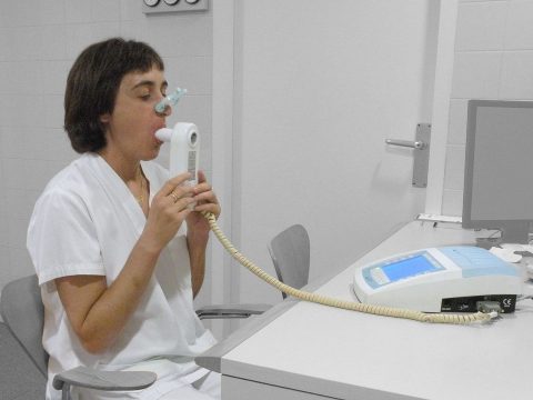 A espirometria, ou exame de sopro, mede o volume e a velocidade do ar com o objetivo de diagnosticar doenças pulmonares e respiratórias. O procedimento é simples, indolor e dura cerca de meia hora. Outros nomes conhecidos para esse exame são Prova Ventilatória ou Prova da Função Pulmonar.